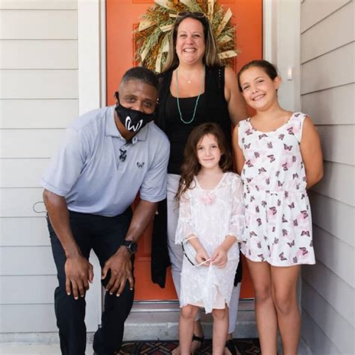 Is Warrick Dunn Married to Wife? Or Dating a Girlfriend?